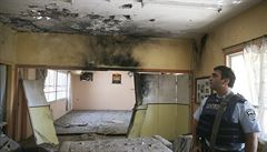 Izraelský policista prohlí�í �kody napáchané palestinským minometem.