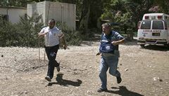 Izrael�tí zdravotníci b�í za zvuku sirény ohla�ující nálety do bezpe�í.