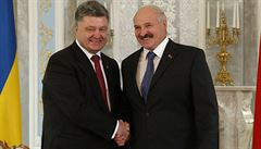 Ukrajinský prezident Petro Porošenko (vlevo) si potřásá rukou se svým...