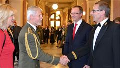 Generál Halenka (vpravo) si podává ruku s ná�elníkem generálního �tábu Petrem...