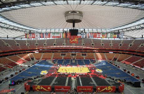 Nrodn fotbalov stadion ve Varav, 62 tisc lid, jeden volejbalov zpas.