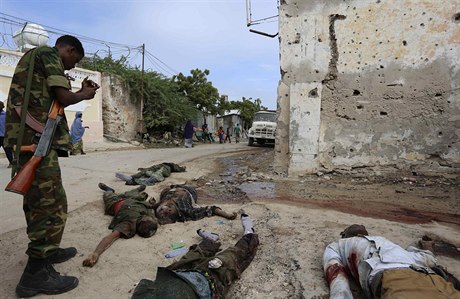 Útok islamist v Somálsku - somálský voják fotí mrtvá tla islamist.