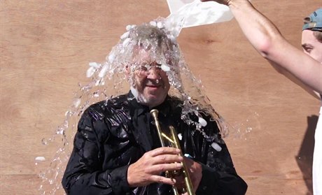 Ice bucket challenge v podání legendárního režiséra Davida Lynche.