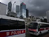 Volby v Hongkongu v reii íny - policejní vozy v Hongkongu ped rozhodnutím o...