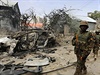 Útok islamist v Somálsku - somáltí vojáci procházejí troskami zástavby.