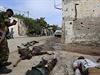 Útok islamist v Somálsku - somálský voják fotí mrtvá tla islamist.