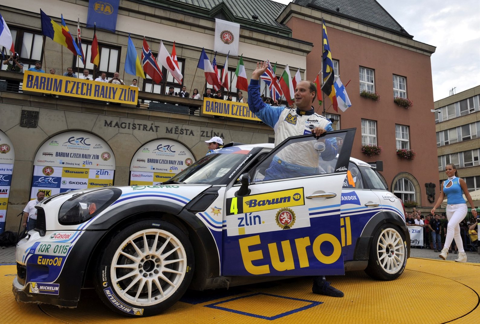 Václav Pech a Petr Uhel s autem Mini John Cooper Works S2000 na startu na...