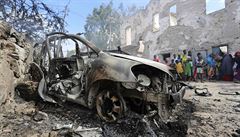 Útok islamist� v Somálsku - vrak auta po útoku.