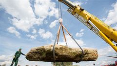 Stonehenge v esku. Menhir o vze 60 tun urazil 70 kilometr