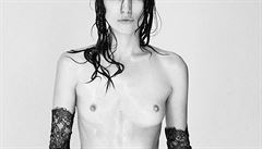here�ka Keira Knightleyová pózovala naho�e bez.