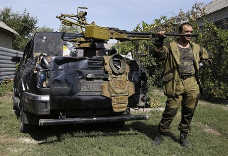 Ukrajinský separatista s kulometem v Doncku.