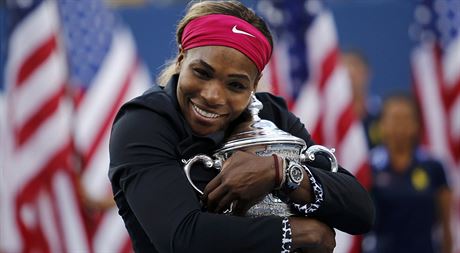 Serena Willamsová s trofejí.