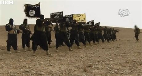 Ozbrojenci Islámského státu bhem bojového cviení v pouti.