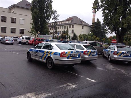 Policie zasahovala v Ústední vojenské nemocnici v Praze. Do budovy se dostak...