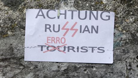 Celetná ulice v Praze byla polepená plakáty namíenými proti ruským turistm.