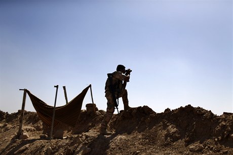 Kurdský Pemerga sleduje pozice bojovník Islámského Státu asi 300 kilometr...