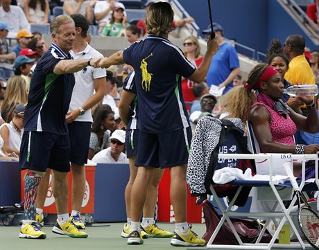 Válený veterán Todd Reed sbírá bhem US Open míky.