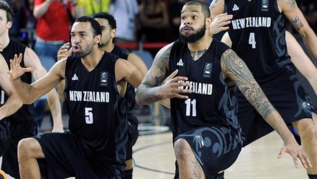 Bojový tanec Haka v podání basketbalist Nového Zélandu.