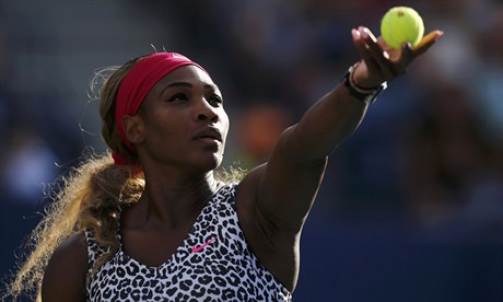 Servírující Serena Williamsová.