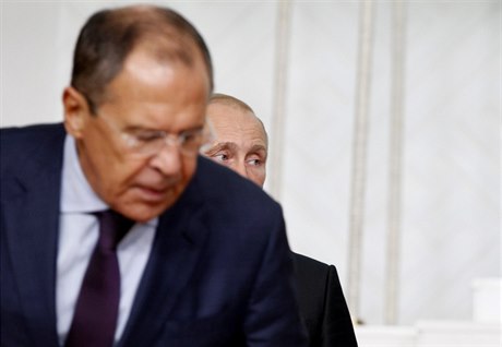 Sergej Lavrov, v pozadí prezident Putin.