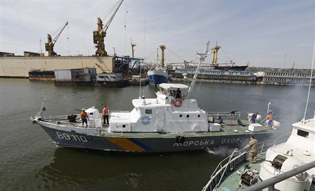 Lo ukrajinské pobení stráe ve strategickém pístavu Mariupol (ilustraní...