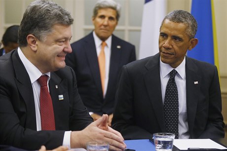 Americký prezident Barack Obama (vpravo) naslouchá svému ukrajinskému protjku...