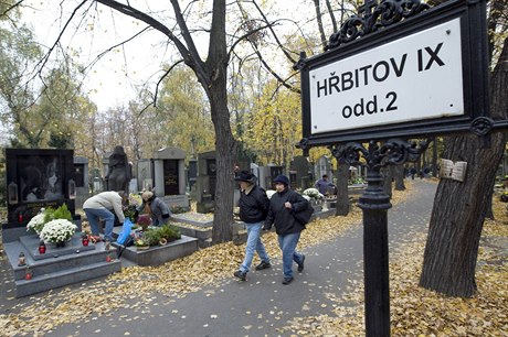 Odpad z pražských hřbitovů se sváží na Olšanské hřbitovy. (Ilustrační foto)