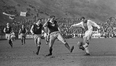 Johan Cruijff v zpase Dukla Praha  Ajax Amsterdam z 8. bezna 1967.