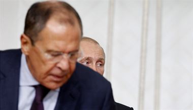 Za šéfem ruské diplomacie Sergejem Lavrovem stojí prezident Vladimir Putin...