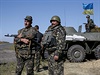 Ukrajintí vojáci stojí u stráního stanovit poblí Dbalceva.