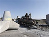 Ukrajintí vojáci ohledávají zniený tank.