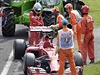 Alonso závod nedokon�il, jeho formule byla z okruhu odta�ena.