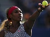 Servírující Serena Williamsová.