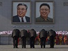 S úsmvem vstíc svtlým zítkm! Severokorejci se uklánjí ped portréty Kim...