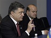 Ukrajinský prezident Petro Poroenko (vlevo uprosted) jedná se éfem americké...