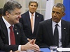 Americký prezident Barack Obama (vpravo) naslouchá svému ukrajinskému protjku...