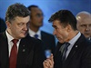 Ukrajinský prezident Petro Poroenko (vlevo) s generálním tajemníkem...