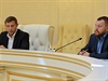 Separatistití vdci Alexandr Zacharenko (vlevo) a Andrej Purgin na jednání v...
