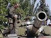 Ukrajinský voják nakládá munici do tanku na kontrolním stanoviti ukrajinské...
