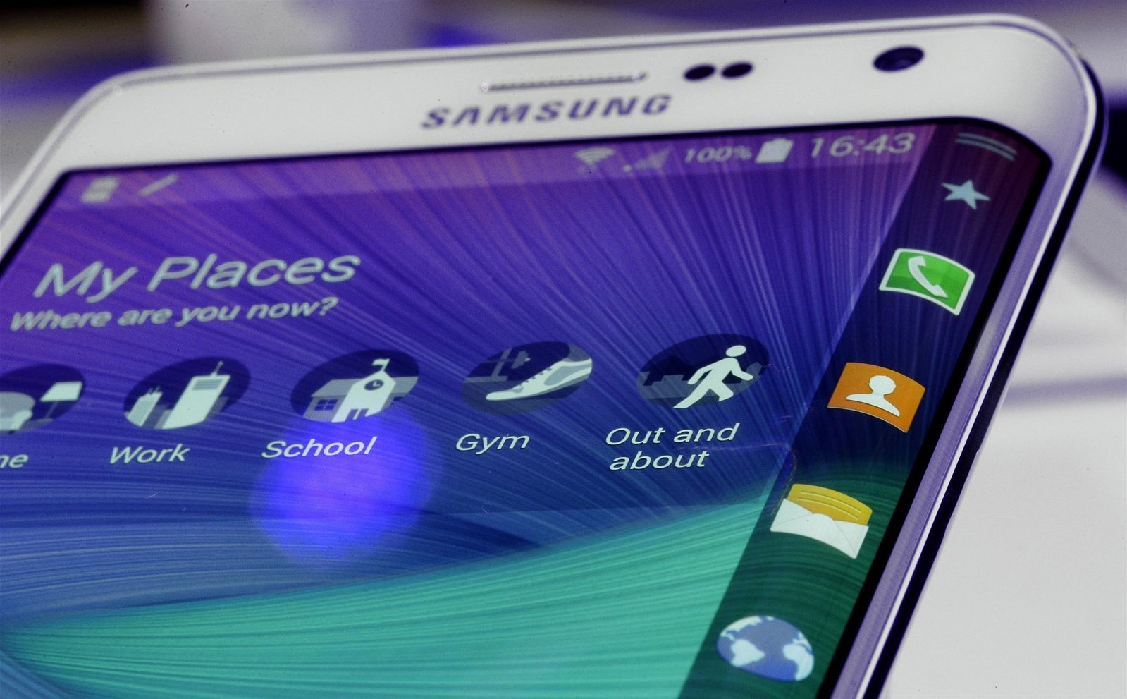 Zahnutý displej p�ístroje spole�nosti Samsung �Galaxy Note Edge�, zve�ej�ného...