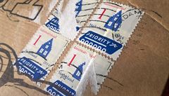 Nizozemská poštovní známka na balíku, ve kterém přišly drogy objednané přes...