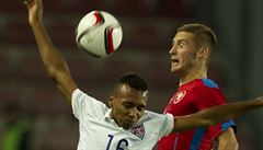 Hlavikový souboj. Julian Green (vlevo) a Pavel Kadeábek.