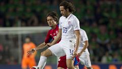 Amerian Diskerud zpracovává mí. Na záda mu dýchá Tomá Rosický.