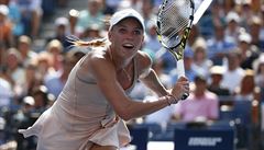 Caroline Wozniackacká se natahuje po mí�ku.