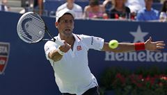 Novak Djokovi se natahuje do míku.