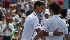 Novak Djokovi (vlevo) a Kei Niikori.