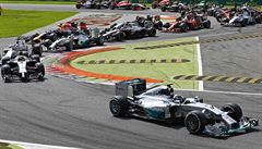 Nico Rosberg (vpravo) bhem závodu formule 1 v Monze.