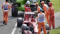 Alonso závod nedokonil, jeho formule byla z okruhu odtaena.