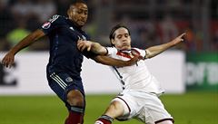 Souboj. Ikechi Anya (vlevo) a Sebastian Rudy.