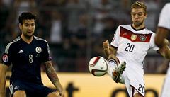 Christoph Kramer (vpravo) odvrací mí do bezpeí.